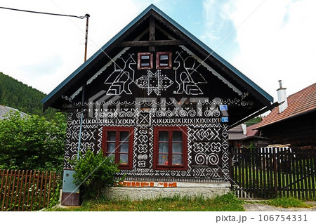 スロバキア、チチュメニの村 106754331