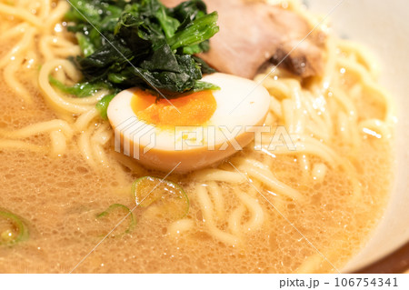 美味しい家系ラーメン醤油とんこつ味 106754341