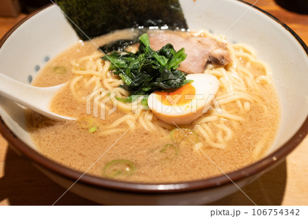 美味しい家系ラーメン醤油とんこつ味 美味しい家系ラーメン醤油とんこつ味 106754342