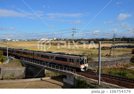 武豊線　石浜～東浦を走るキハ75形 106754379