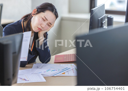 仕事のトラブル・疲労イメージ 106754401