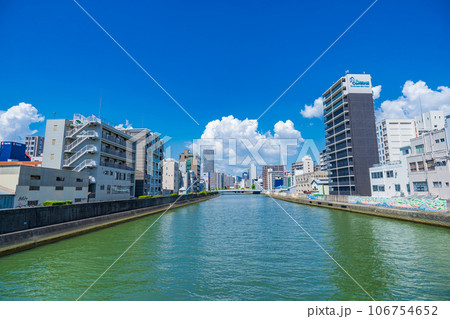 大阪市西区　木津川と千代崎橋から上流側の望む 106754652