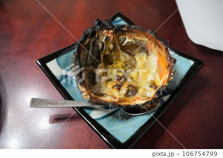 【北海道】毛ガニ 蟹味噌の甲羅焼きのクローズアップ(札幌) 【北海道】毛ガニ 蟹味噌の甲羅焼きのクローズアップ(札幌) 106754799