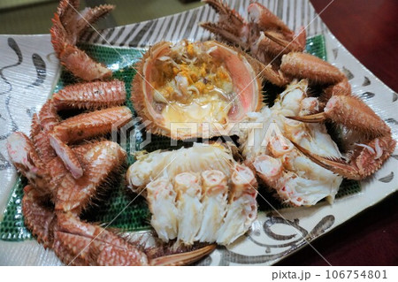 【北海道】茹でたての活毛ガニ　のクローズアップ（札幌） 106754801
