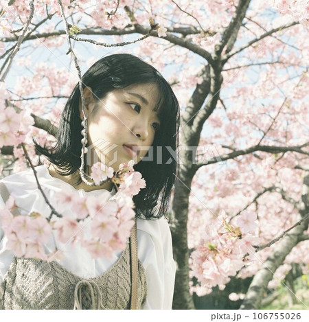 河津桜を背景にした美しい女性のポートレート 河津桜を背景にした美しい女性のポートレート 106755026