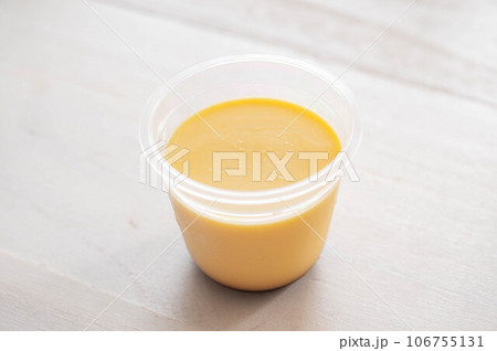 カップに入ったカスタードプリン カップに入ったカスタードプリン 106755131