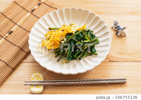 卵と青菜の炒め物 106755136