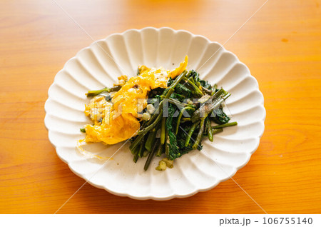 卵と青菜の炒め物 106755140