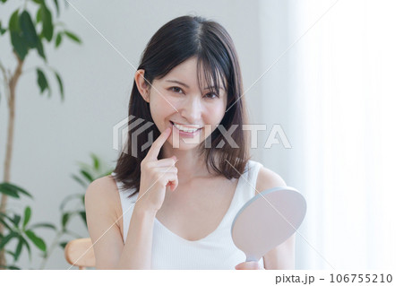 歯を見せる女性 歯を見せる女性 106755210