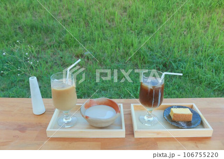 庭でおやつタイム 106755220