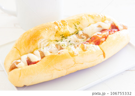 美味しいソーセージパンとホットコーヒーのモーニング 106755332