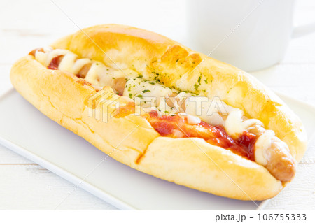 美味しいソーセージパンとホットコーヒーのモーニング 106755333