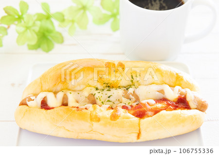 美味しいソーセージパンとホットコーヒーのモーニング 106755336
