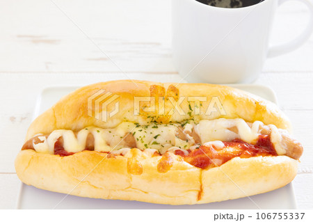 美味しいソーセージパンとホットコーヒーのモーニング 106755337