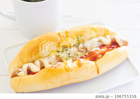 美味しいソーセージパンとホットコーヒーのモーニング 106755338