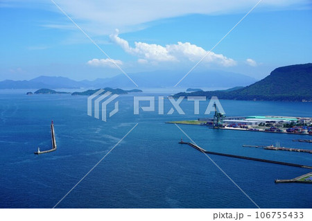 高松のシンボルタワー展望台から見た瀬戸内海 106755433