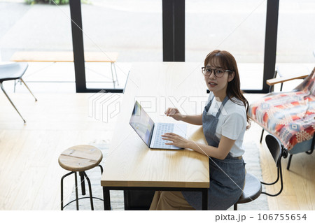 オフィスで働く女性 106755654