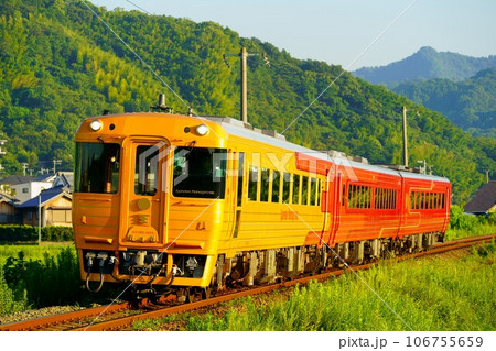 夕陽を浴びて松山へ向かう伊予灘ものがたり 106755659
