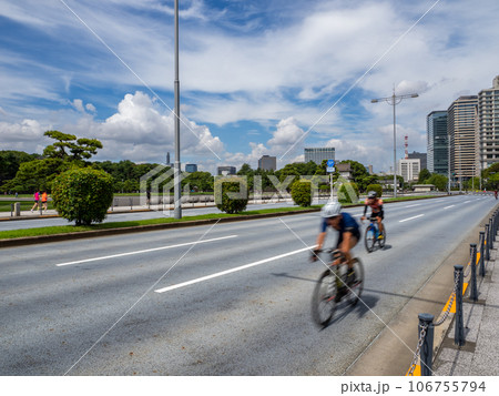 【パレスサイクリング】毎週日曜日に自転車に開放される皇居前の内堀通り 106755794