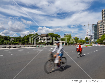 【パレスサイクリング】毎週日曜日に自転車に開放される皇居前の内堀通り 106755795