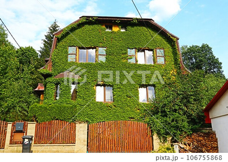 チェコ、ダロヴィツェの伝統家屋（カルロヴィバリ） 106755868