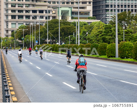 【パレスサイクリング】毎週日曜日に自転車に開放される皇居前の内堀通り 【パレスサイクリング】毎週日曜日に自転車に開放される皇居前の内堀通り 106755891