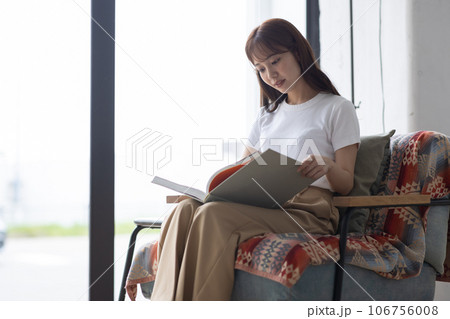 ソファで本を読む可愛い女性 ソファで本を読む可愛い女性 106756008