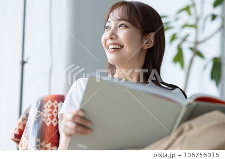 ソファで本を読む可愛い女性 ソファで本を読む可愛い女性 106756016