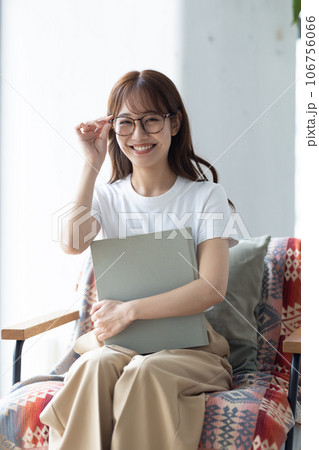 ソファで本を読む可愛い女性 106756066