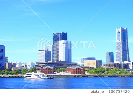 横浜市、横浜赤レンガ倉庫とランドマークタワーの風景 106757420