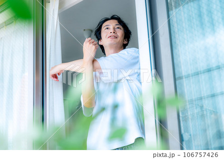 朝日を浴びる男性 106757426