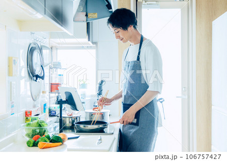 料理をする男性 106757427