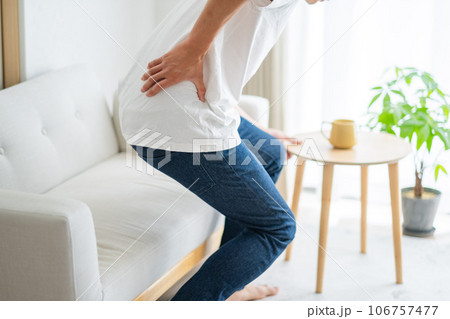 腰が痛い・腰痛の男性 腰が痛い・腰痛の男性 106757477