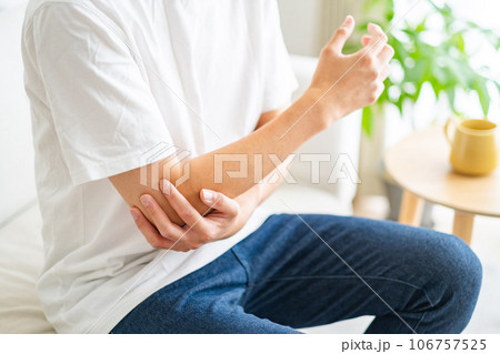 腕・肘が痛い男性 106757525