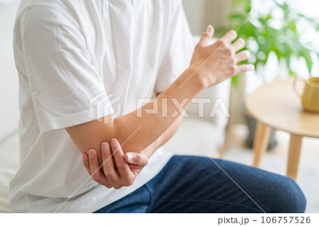 腕・肘が痛い男性 106757526