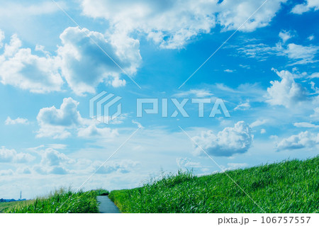 夏の青空と白い雲 106757557
