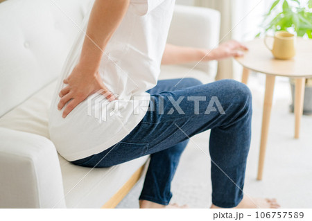 腰が痛い・腰痛の男性 106757589