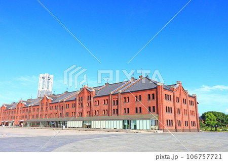 横浜市、横浜赤レンガ倉庫とランドマークタワーの風景 横浜市、横浜赤レンガ倉庫とランドマークタワーの風景 106757721