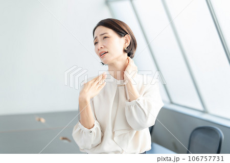 エアコンの温度に困る女性　 106757731