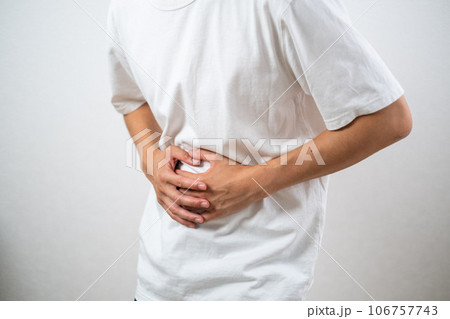 お腹が痛い男性のイメージ お腹が痛い男性のイメージ 106757743