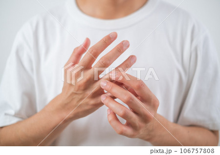 指の関節が痛い人 指の関節が痛い人 106757808