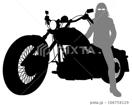 アメリカンバイクに乗る男性バイカー 106758129