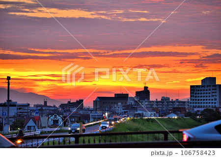 《愛知県》名古屋都市風景 夕焼けの矢田川堤防道路 《愛知県》名古屋都市風景 夕焼けの矢田川堤防道路 106758423