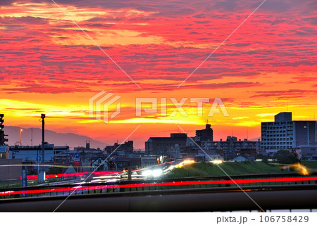 《愛知県》名古屋都市風景 夕焼けの矢田川堤防道路 《愛知県》名古屋都市風景 夕焼けの矢田川堤防道路 106758429