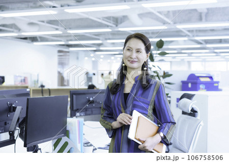 オフィスに立つシニアビジネスウーマンのポートレート オフィスに立つシニアビジネスウーマンのポートレート 106758506