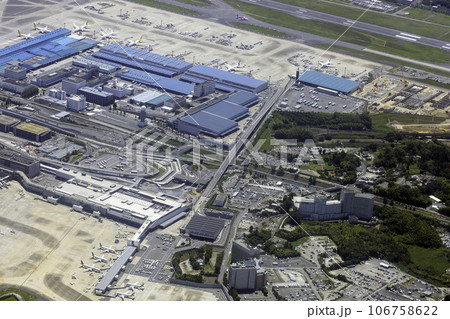 成田空港第三ターミナル上空から貨物ターミナル方向を空撮 106758622