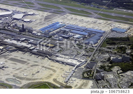 成田空港第三ターミナル上空から貨物ターミナル方向を空撮 成田空港第三ターミナル上空から貨物ターミナル方向を空撮 106758623