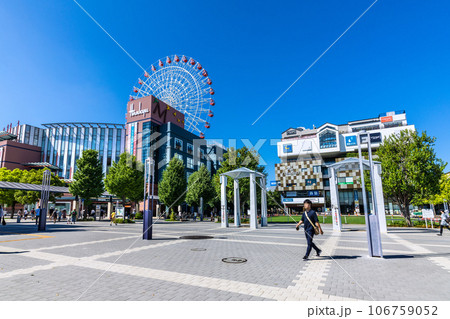 日本の横浜都市景観 夏。センター北駅前・青空に映える観覧車や都築阪急など街並みを望む=8月 日本の横浜都市景観 夏。センター北駅前・青空に映える観覧車や都築阪急など街並みを望む=8月 106759052