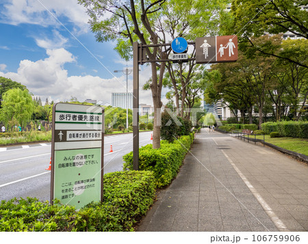 自転車が歩道を走行できる場合の標識「普通自転車通行可」と、それを示すピクトグラム 自転車が歩道を走行できる場合の標識「普通自転車通行可」と、それを示すピクトグラム 106759906