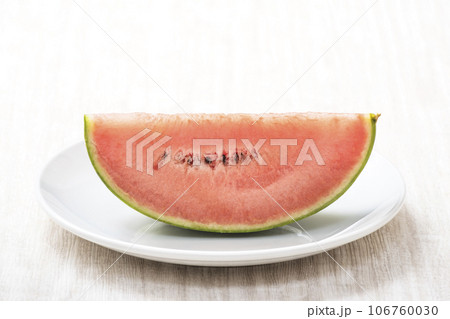 新鮮なスイカ カットしたスイカ こだま西瓜 夏イメージ 小玉すいか ピノガール イメージ素材 新鮮なスイカ カットしたスイカ こだま西瓜 夏イメージ 小玉すいか ピノガール イメージ素材 106760030